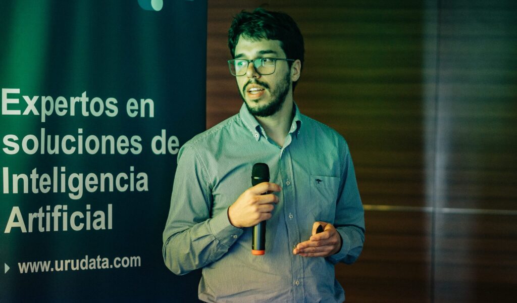 la portada del articulo del evento de Microsoft Ignite 2025. se ve una persona hablando con un micrófono en la mano.